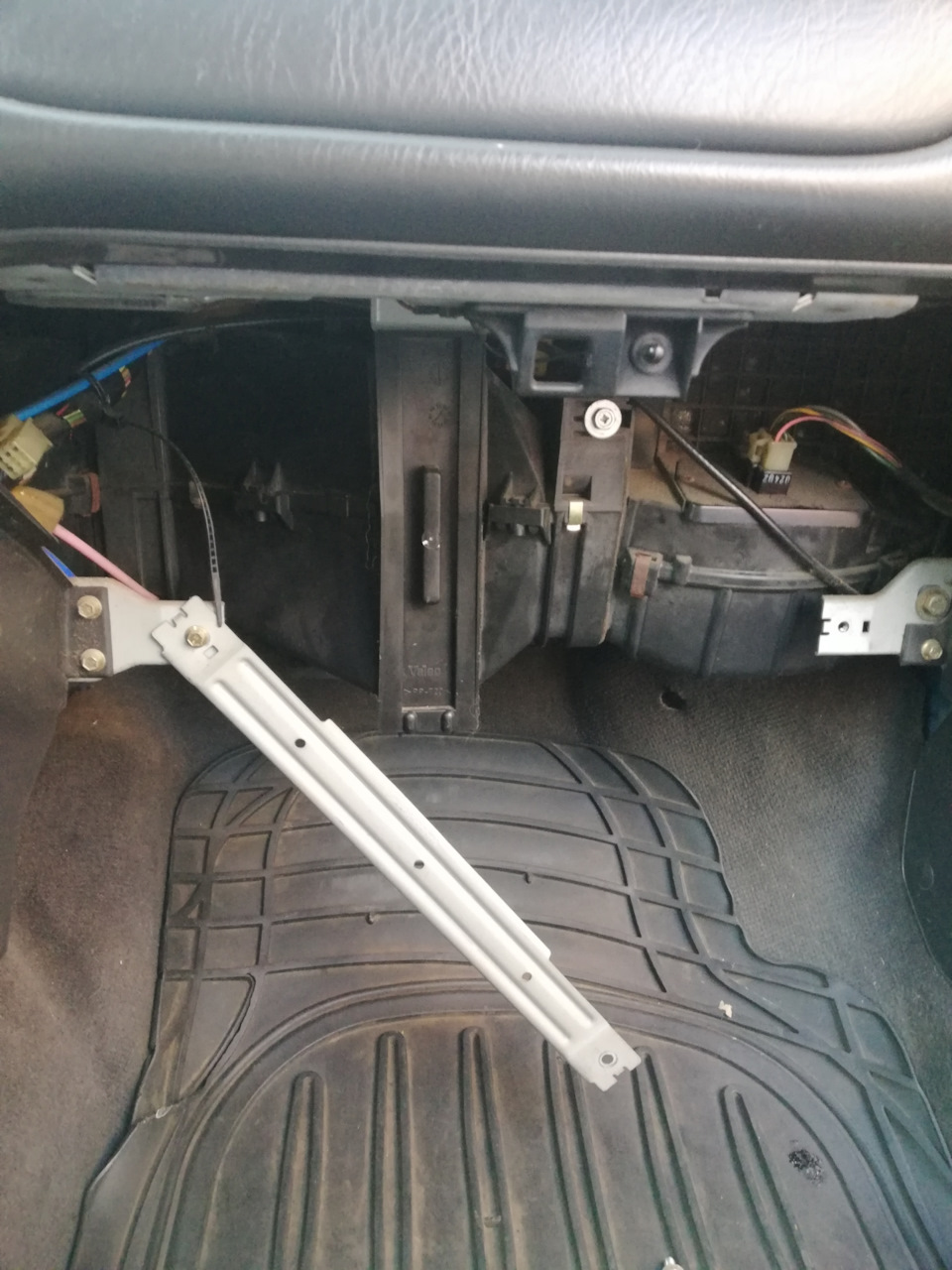 Замена резистора печки Ровер 200 - Rover 200 Mk3, 1,4 л, 1997 года своими руками