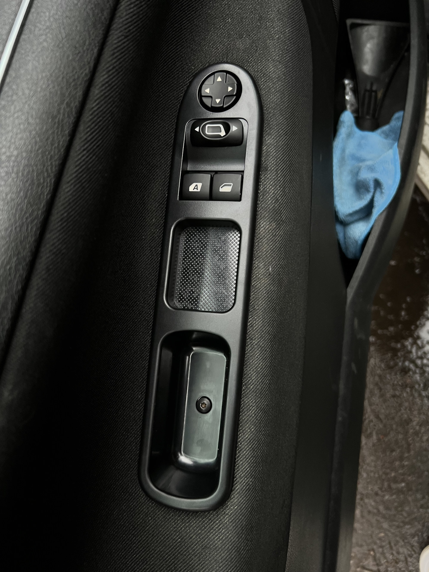 #9 Новый блок управления стеклоподъемниками — Peugeot 207, 1,4 л, 2009 ...