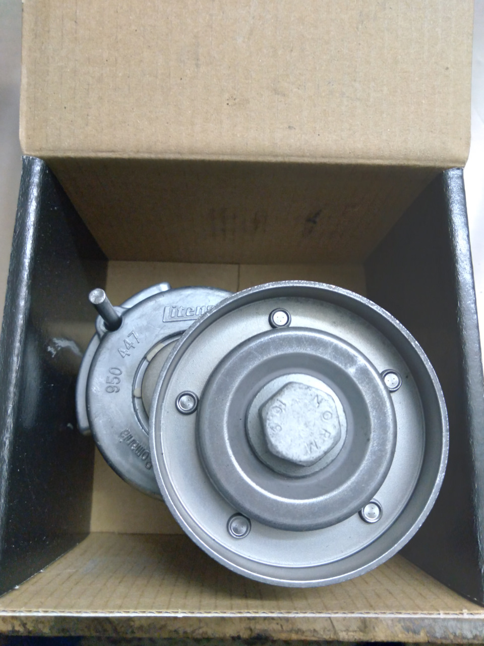 Натяжной ролик в сборе с натяжителем Gates T38439 — Volkswagen Polo Sedan. Запчасти на фото: T38439