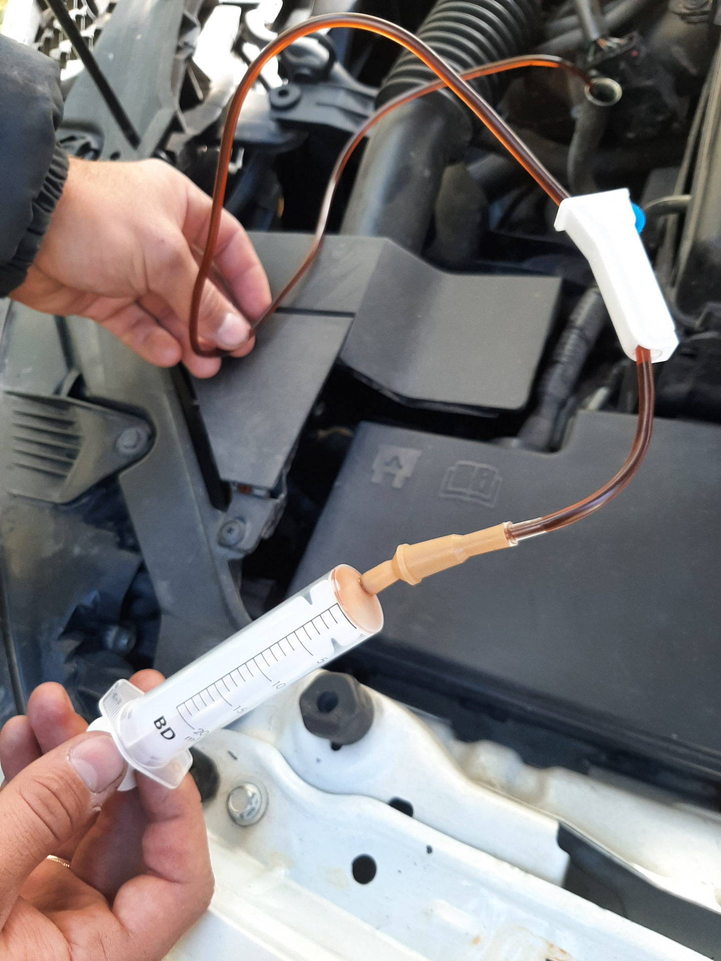 Сливаем масло акпп через щуп. При переливе — Mazda 3 (1G) BK, 1,6 л ...