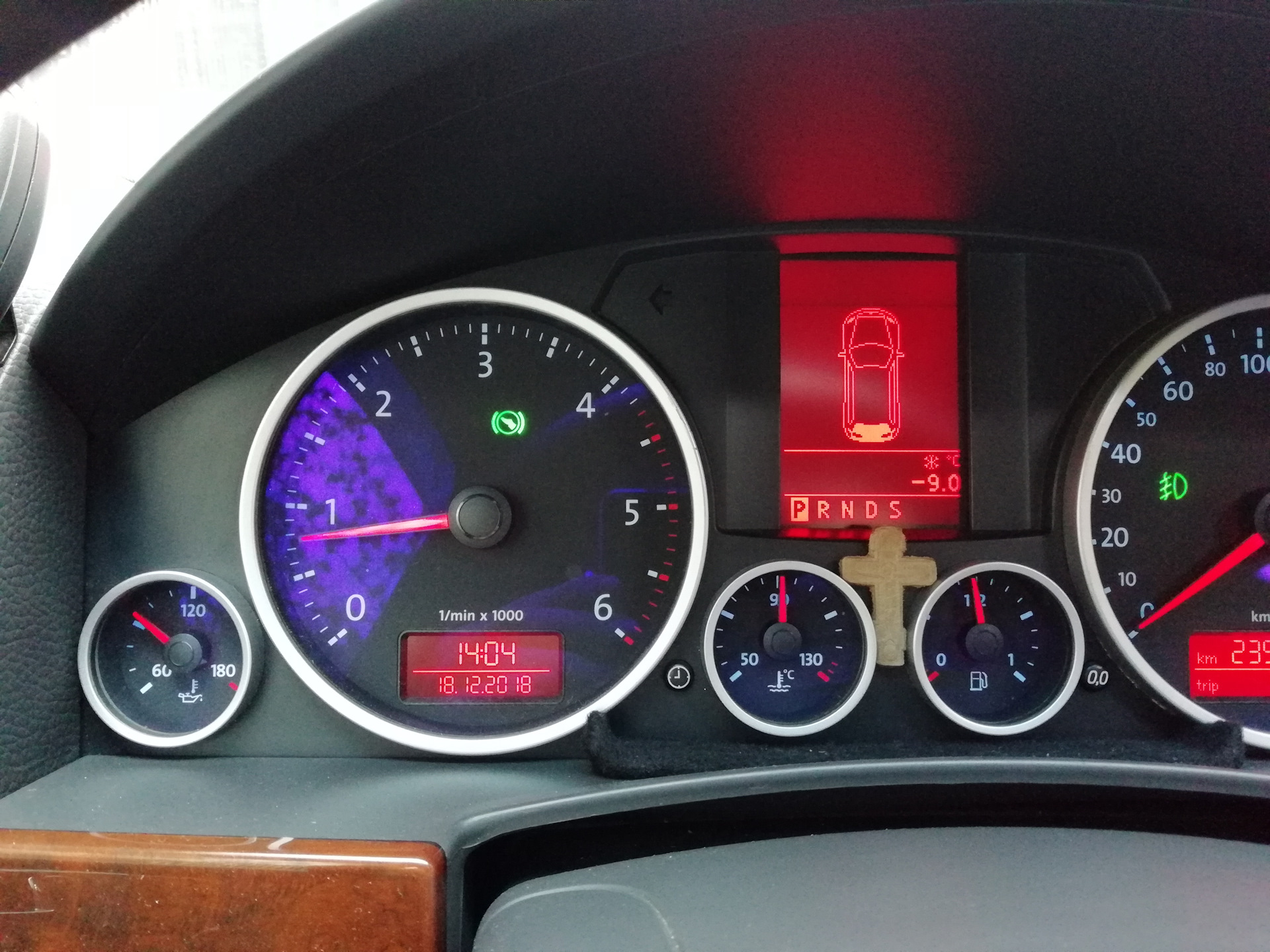 Температура масла туарег. Приборы Volkswagen Touareg 2004. Спидометр Туарег. Рабочая температура масла в двигателе Туарег 3.6. Индикатор температуры масла двигателя Фольксваген.