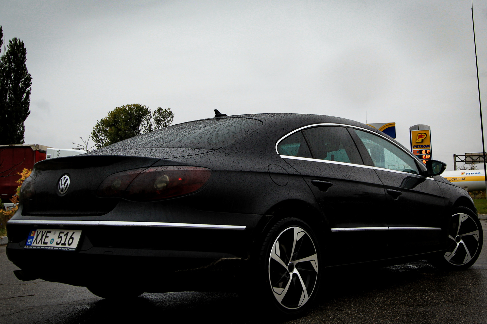 Черный volkswagen passat