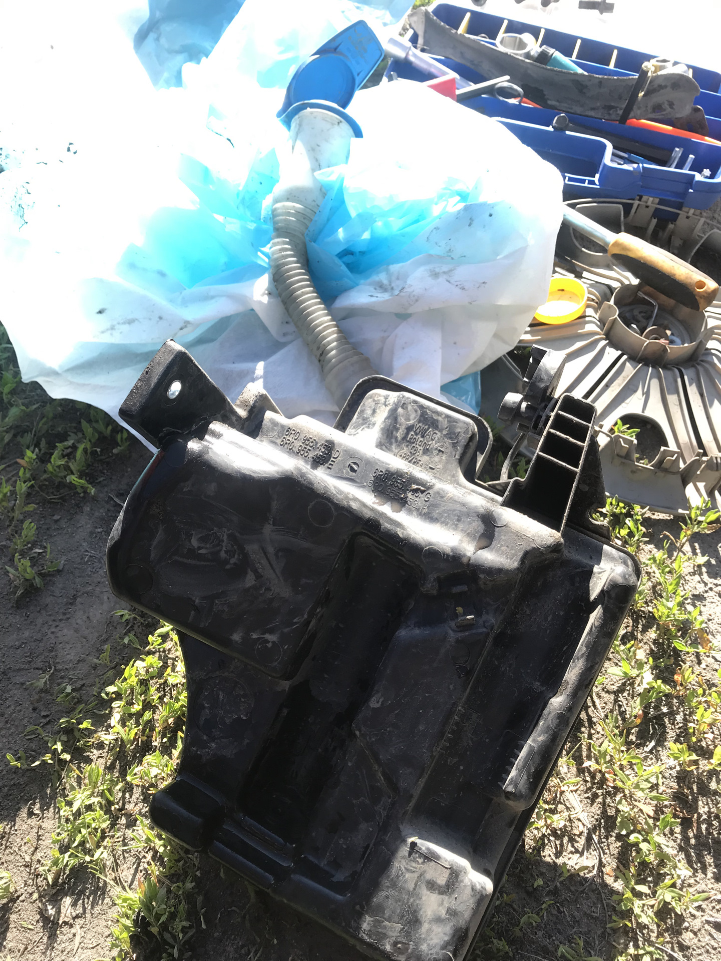 Снятие бачка омывателя без снятия бампера — Skoda Fabia Mk2, 1,2 л ...