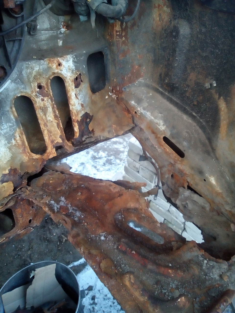 Сгнила рама пежо 308. Разбитые телевизоры. Сгнил телевизор. Старые ламповые телевизоры. Старый телевизор.