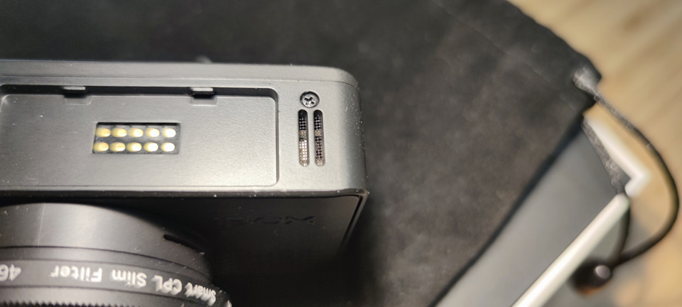 также сверху, слева и справа есть отверстия динамиков, закрытые сеткой — Infiniti QX56 (1G)