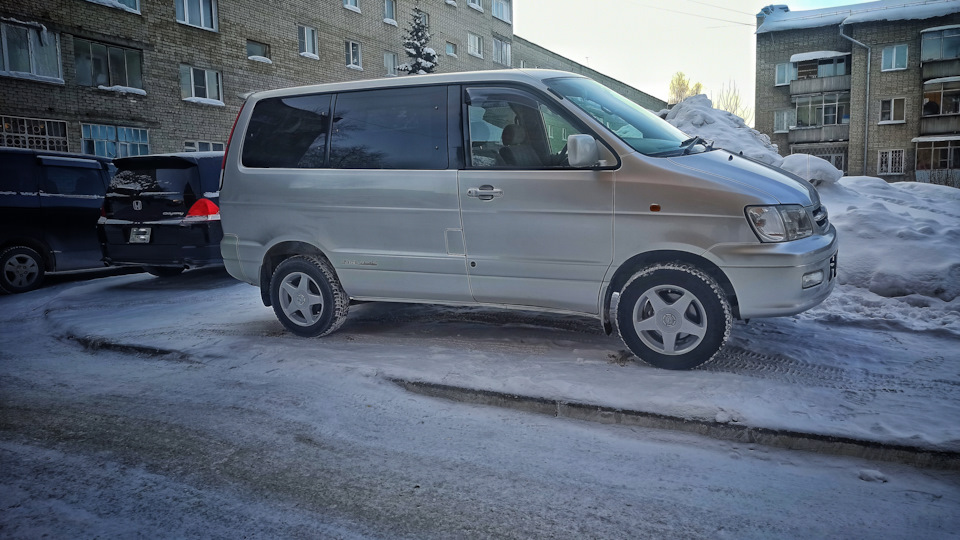Таун айс ноах красноярск. Таун айс ноах 2000 года. Таун айс ноах красноярск. Микроавтобус ноах 2001. Таун айс ноах красноярск.