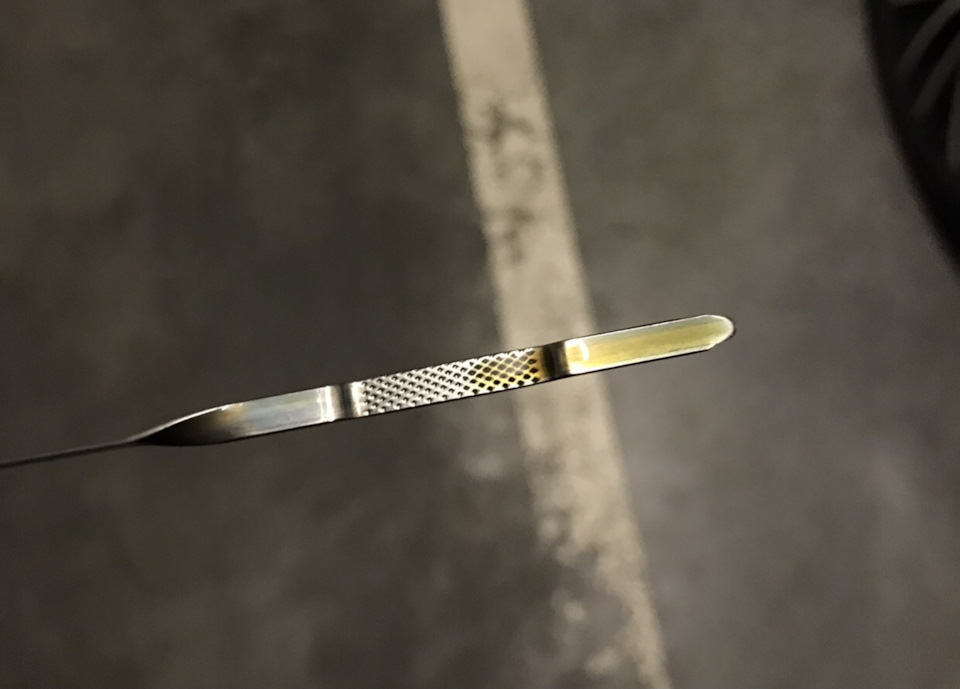 Масло в двигателе. Ключ на приборке. Jetta 6 — Volkswagen Jetta VI, 1,8 ...