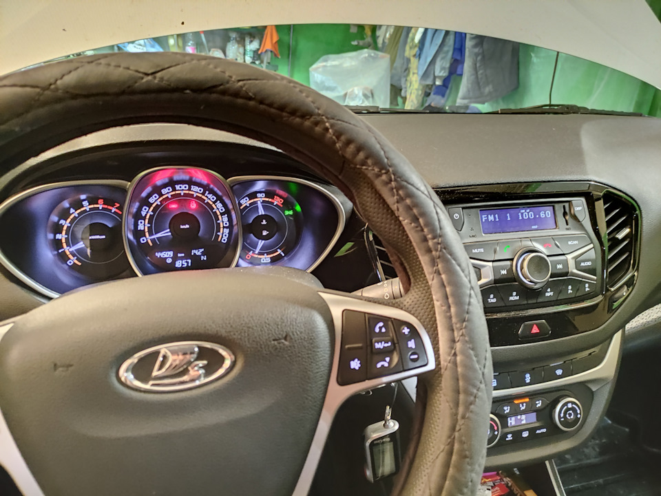 14,2 В на приборке. Включены только ДХО, печка на 2 деления и магнитола. — Lada Vesta SW Cross (1G)