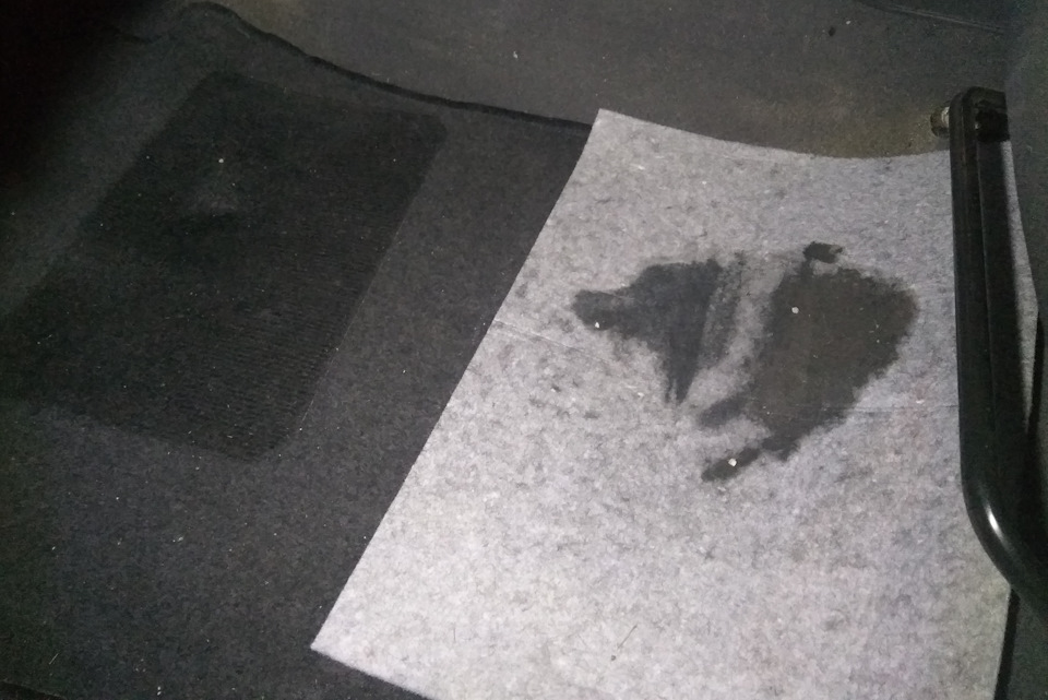 Казалось бы небольшая поверхность «атаки», но поверьте, туда ушло очень приличное количество воды. И хорошо если она не смогла дойти до днища через родной ворсовой коврик и ковролин — Hyundai Elantra (3G)