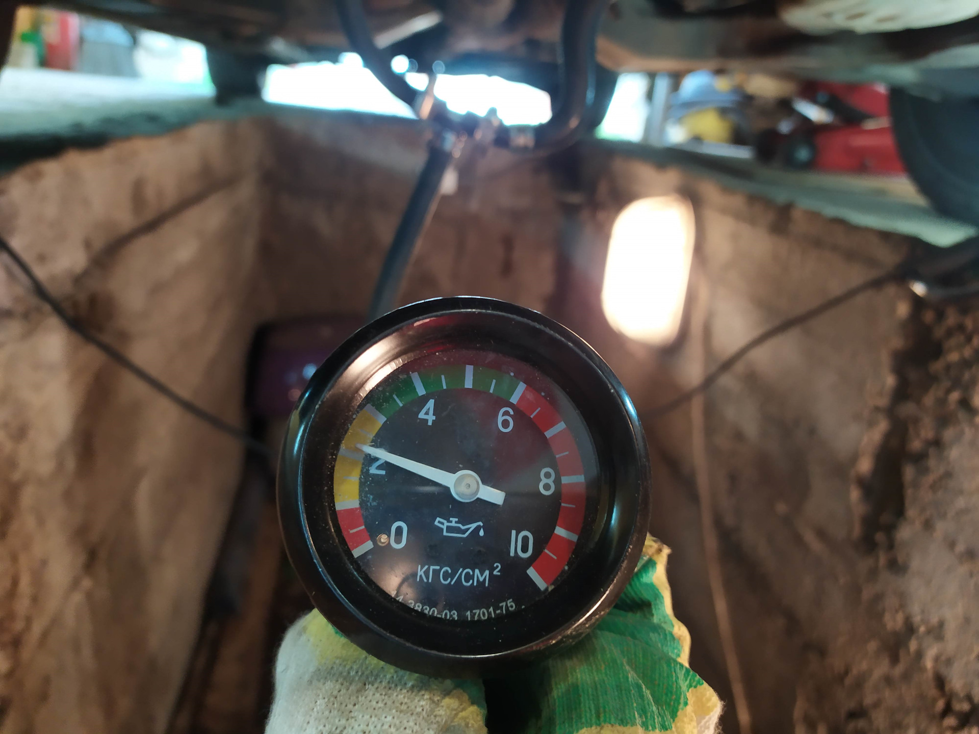 Давление в акпп. Замер давления двигателя nissan teana. Замер давления. Штуцер для замера давления топлива в рампе. Давление в коробке автомат.