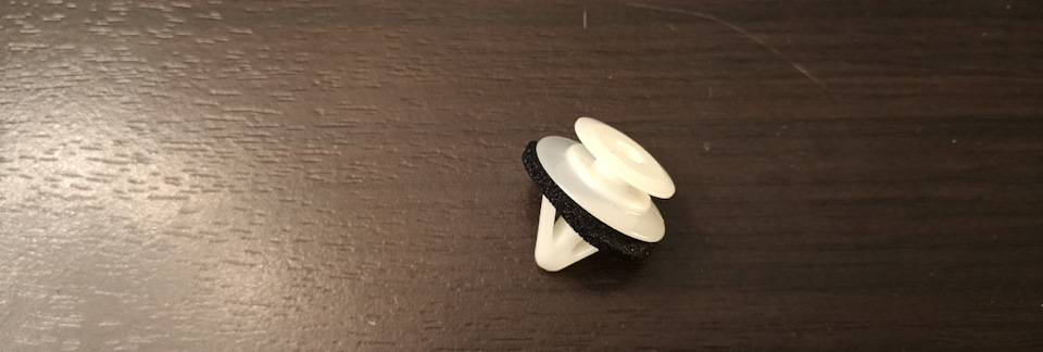 Ракурс 1. Клипсы верхние KJ1748 MASUMA. — Mazda 6 (1G) GG. Запчасти на фото: KJ1748