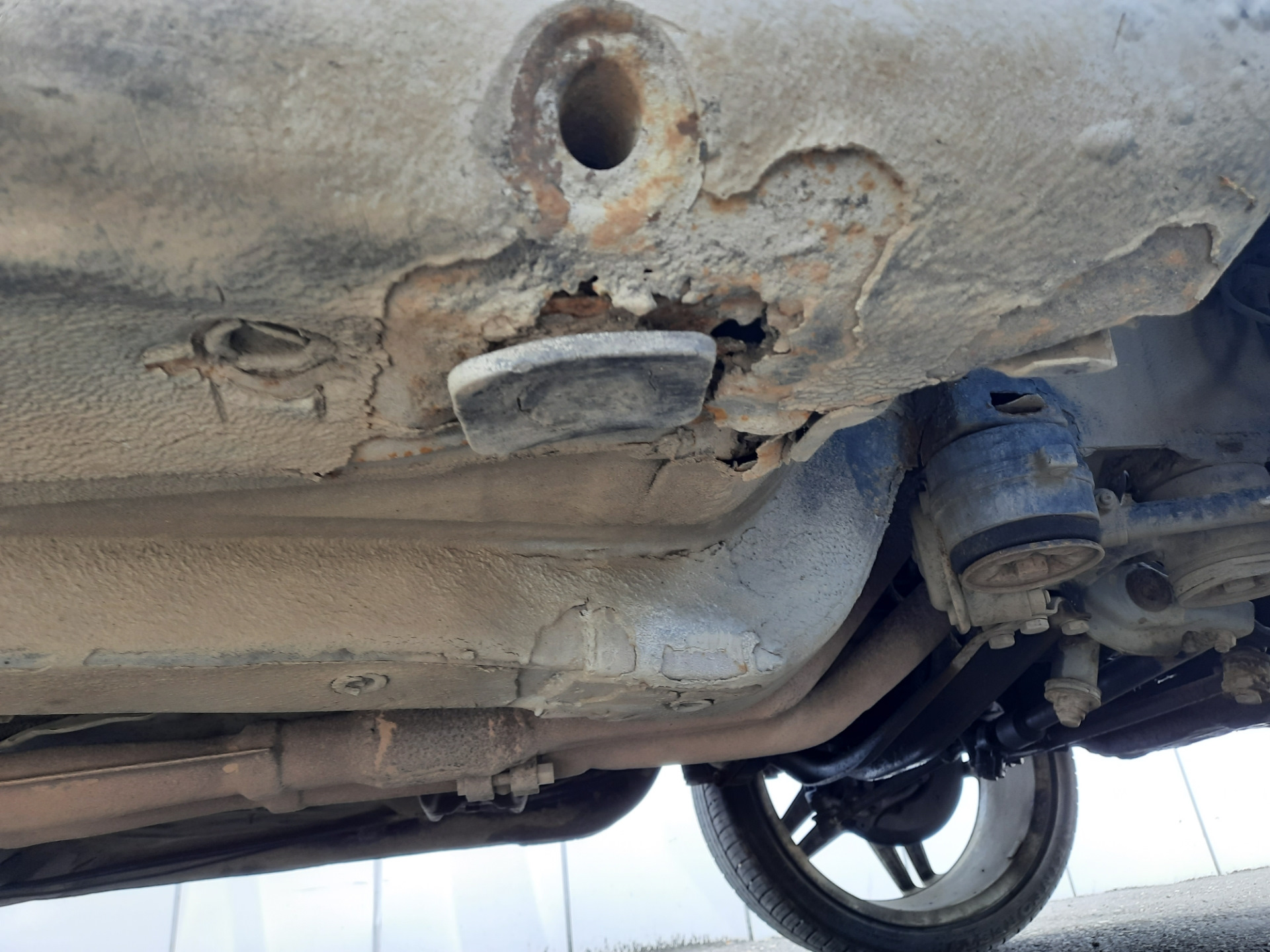 пробил дно у машины. дно автомобиля шкода фабия 2. ударился днищем. удар по днищу. ударился днищем.