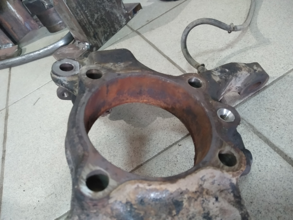 Посадочную поверхность подшипника очищают от ржи и смазывают. — Mitsubishi Pajero (4G)