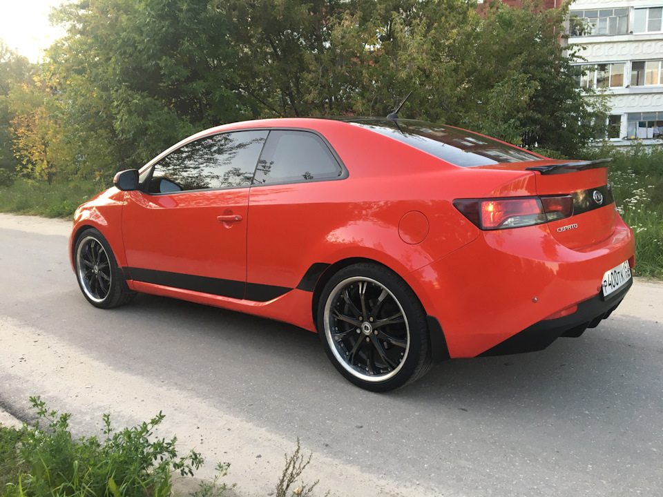 Kia Cerato Koup белая в наклейках