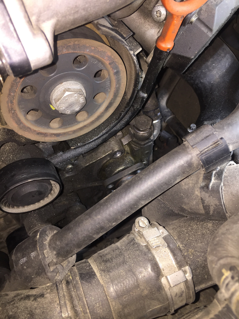Замена насоса ГУР — Volkswagen Touareg (1G), 3 л, 2007 года | своими ...