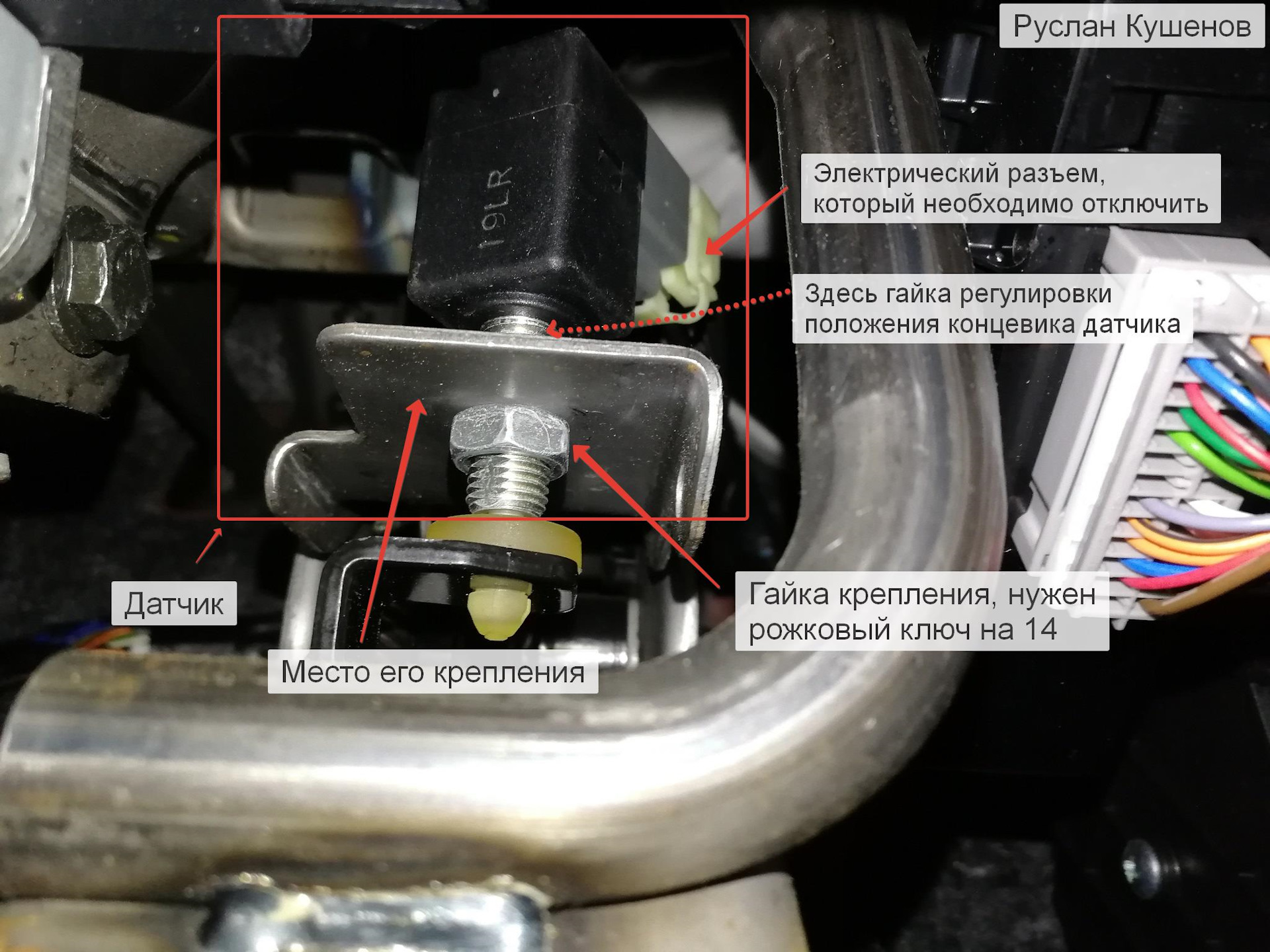 Нажмите педаль тормоза и нажмите переключатель двигателя для запуска toyota