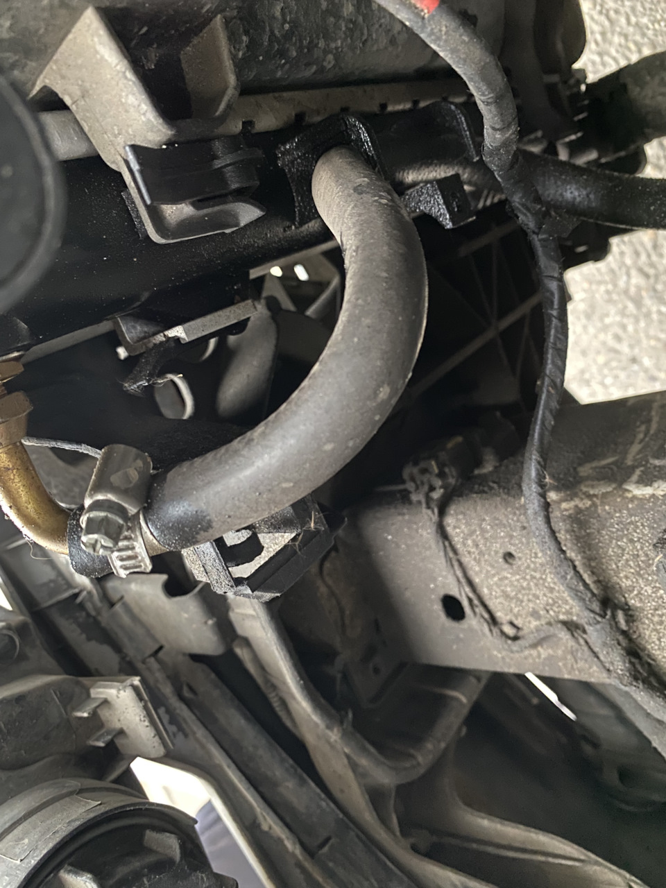 Подскажите из за чего? подтекает по шлангу с радиатора охлаждения — KIA ...