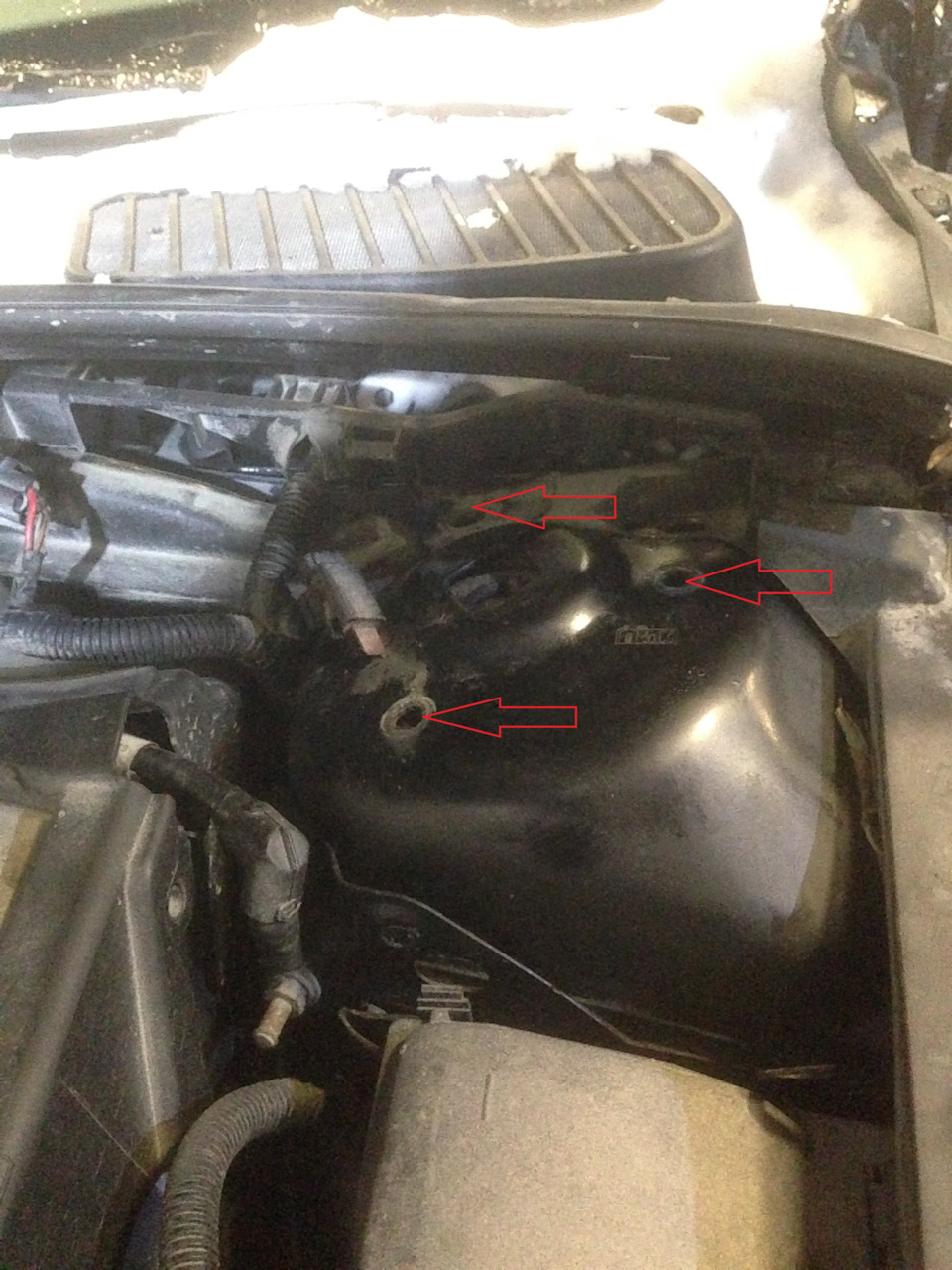 Krok 5 — Przód: poluzuj obejmę/śrubę zacisku zwrotnicy trzymającą kolumnę; podeprzyj zwrotnicę. — Ford Mondeo Mk4 FL