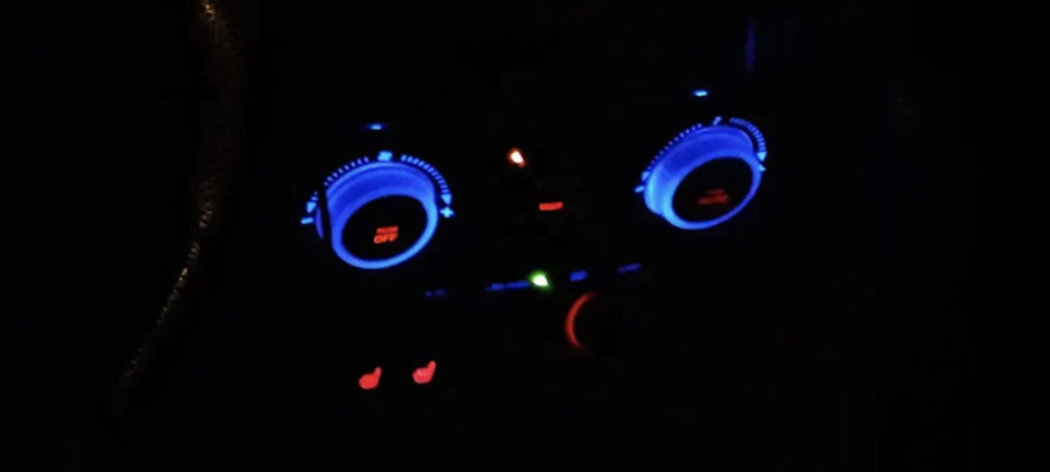 Остальные кнопки салона будут светло-голубого цвета, как буквы P R N D на приборке, с уже изменённым цветом на фото выше. — Mazda CX-7