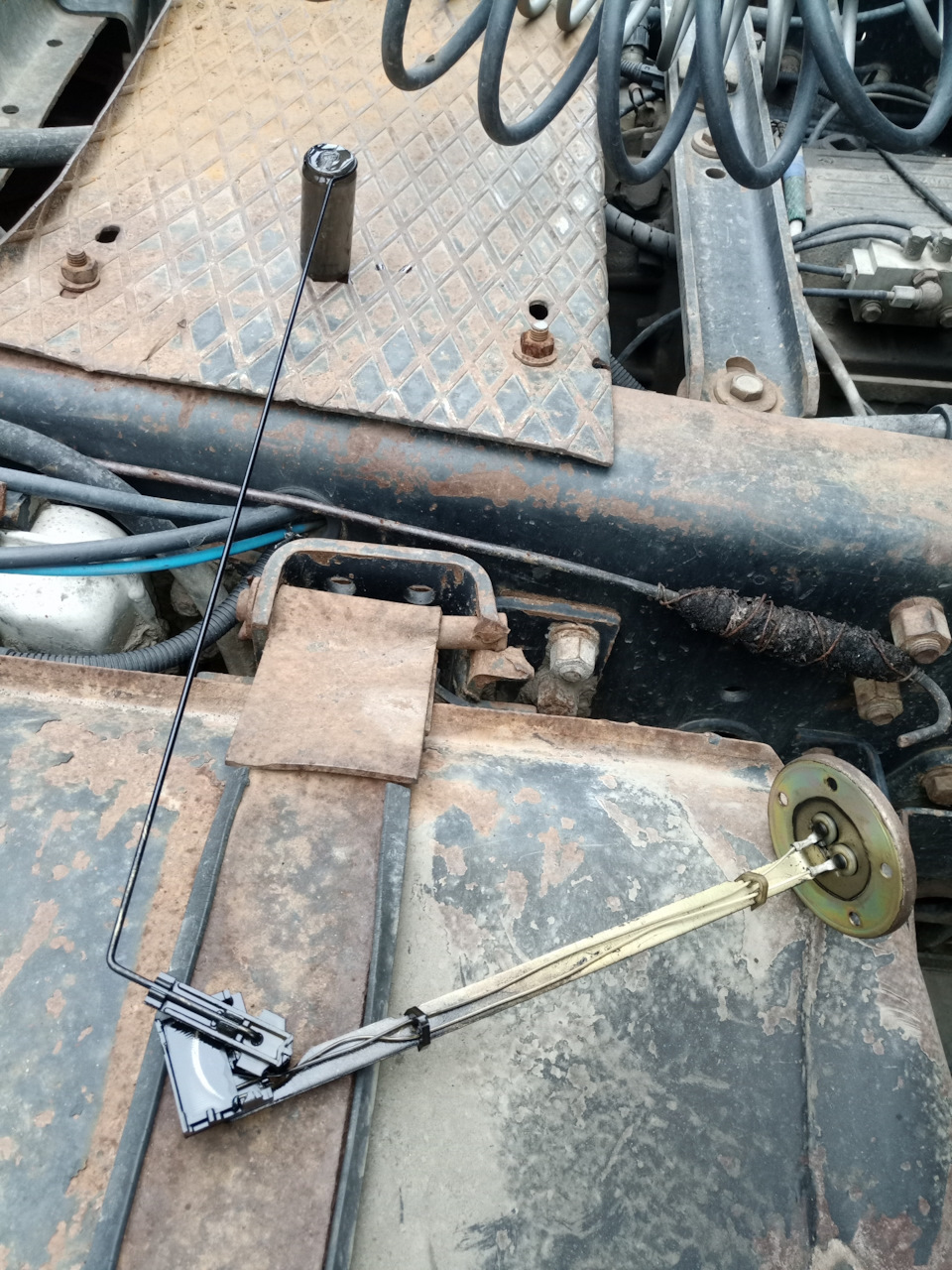 Датчик уровня топлива. — МАЗ 5440 А5, 1,5 л, 2011 года | запчасти | DRIVE2