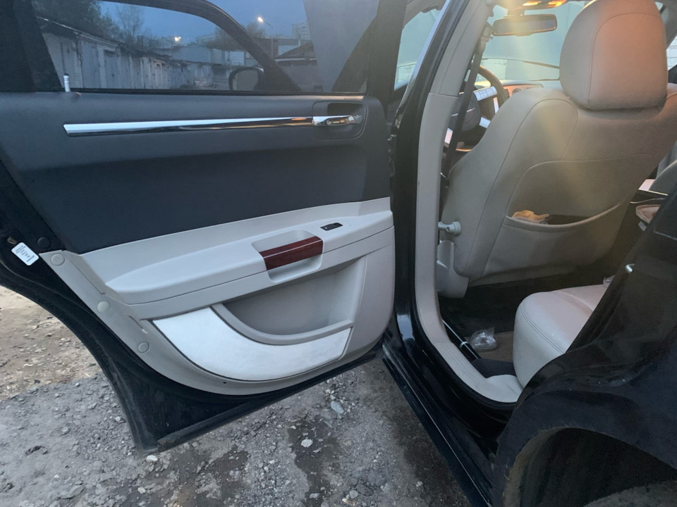 Обновление дверных карт на Chrysler 300c — DRIVE2