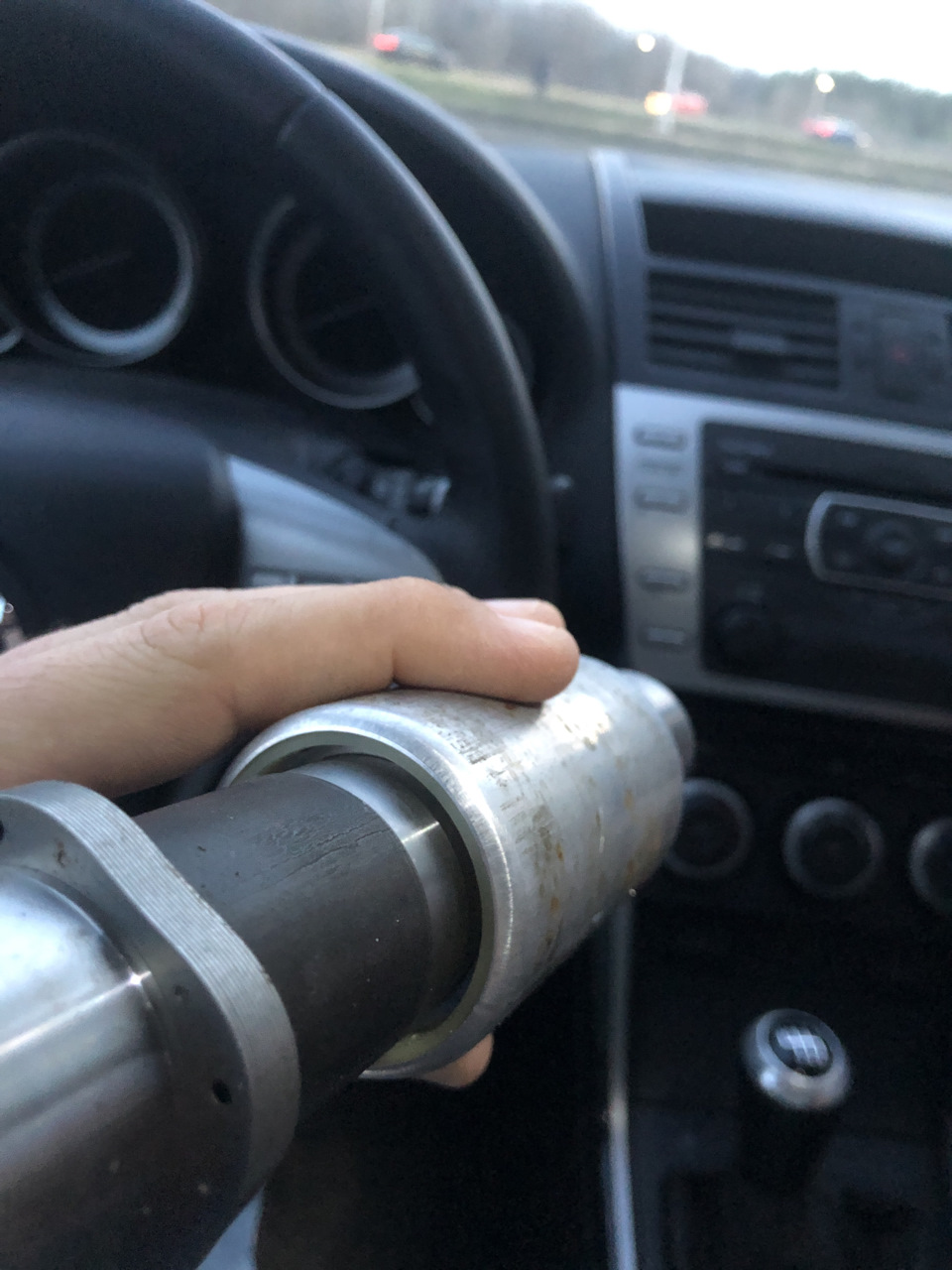 Дергает руль в сторону. Дергает руль в сторону