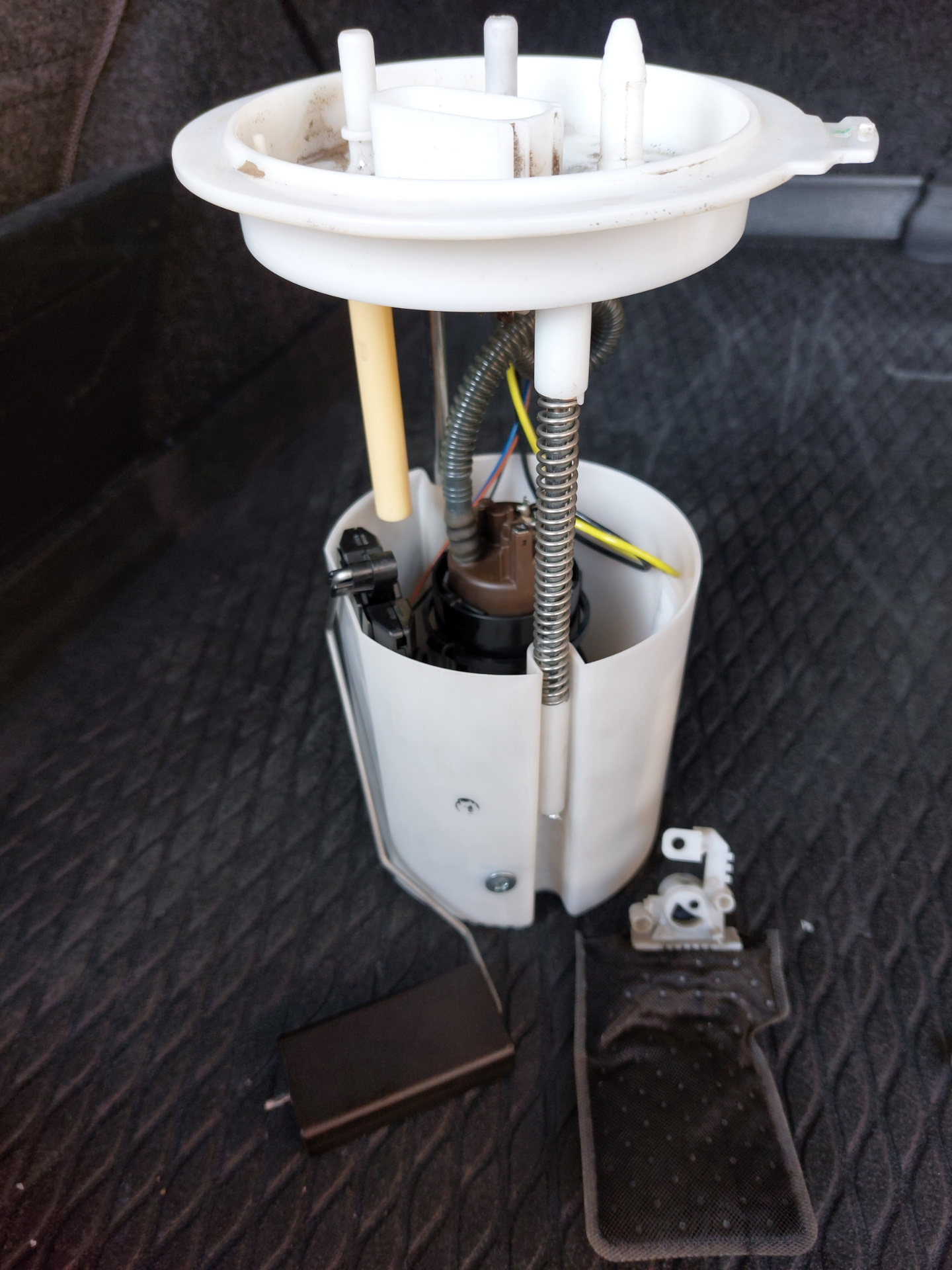 Сетка в неразборном бензонасосе. — Volkswagen Jetta VI, 1,6 л, 2013 ...