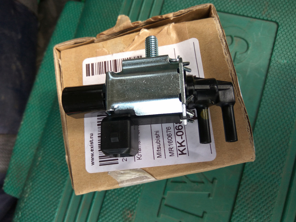 Датчик MR160676 — Mitsubishi Outlander XL. Запчасти на фото: MR160676