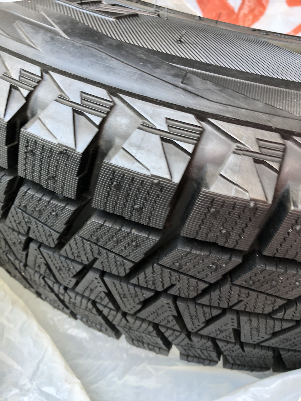 Bridgestone v3 отзывы. Bridgestone Blizzak DM-v1. Шина Бриджстоун близак DM v3. Bridgestone Blizzak DM-v3 вид сбоку. Blizzak DM-V И DM-v1 отличия.
