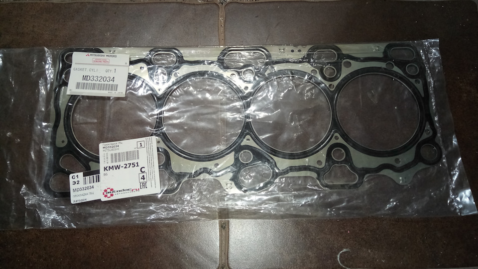 Прокладка головки блока цилиндров MD332034 .Пришло в оригинальной упаковке целофане. — Mitsubishi Galant (8G). Запчасти на фото: MD332034
