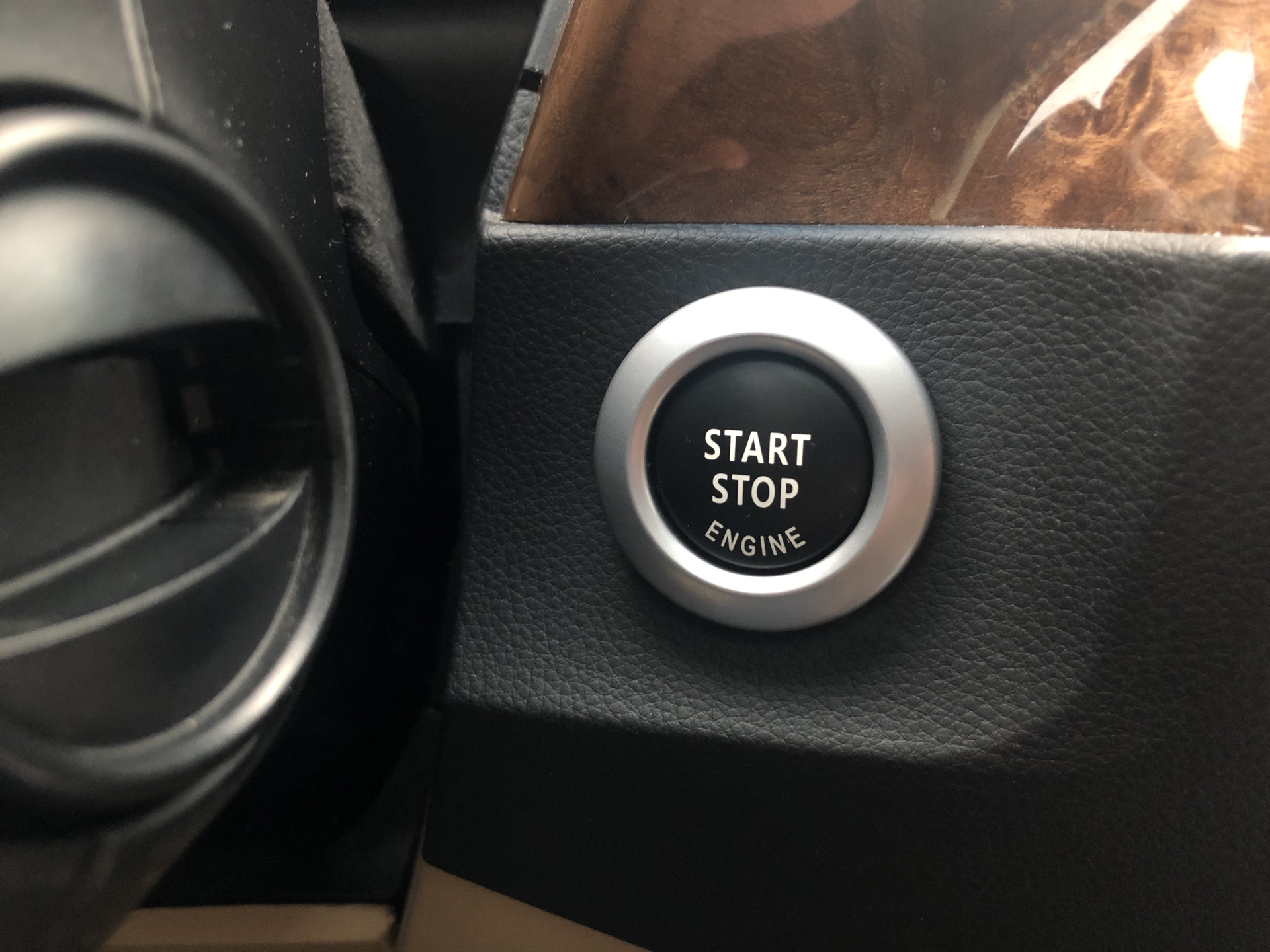 Старт стоп дизель. Кнопка старт стоп Форд Мондео 3. Рено Логан 2018 start stop engine. Система старт стоп на Suzuki sx4. Накладка на старт-стоп.
