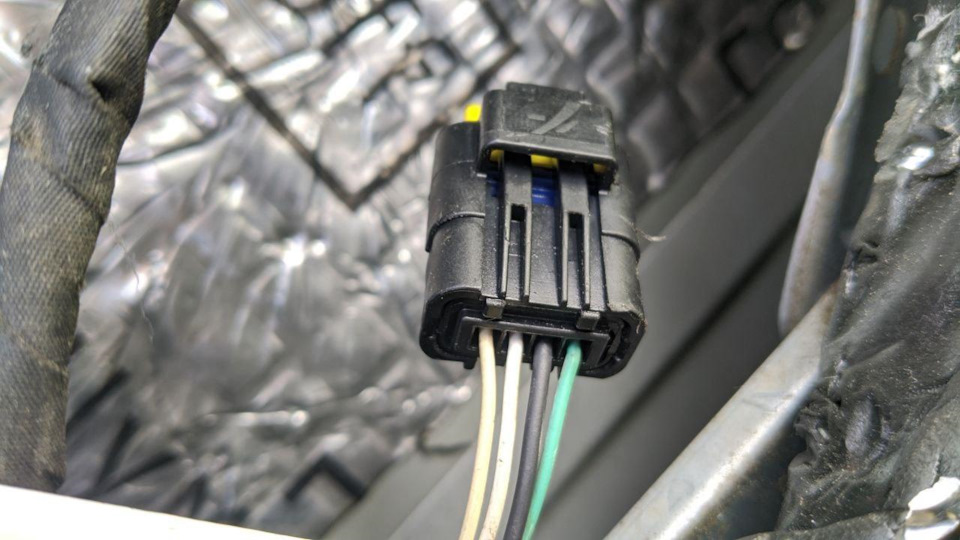 Белые плюсы-минусы. При подключение к замку XRAY на месте проверить нужно что бы правильно закрывал и открывал замок относительно остальных дверей, если работает не правильно поменять местами провода — Renault Fluence