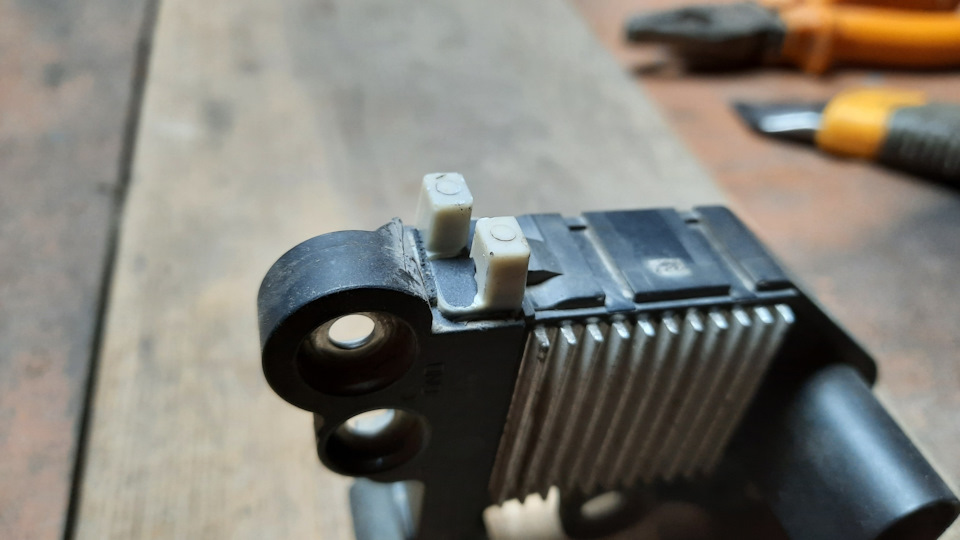 черный пластик очень легко раскрошился, под ним была белая прочная изоляция выводов контактов — Lada 2113