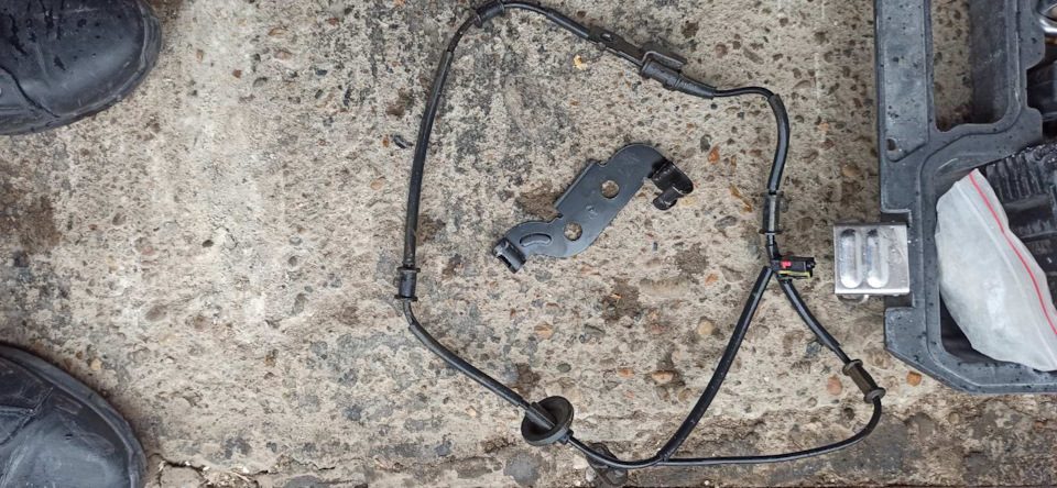 Замена заднего правого датчика АБС, розетка в багажник. — KIA Ceed (2G ...