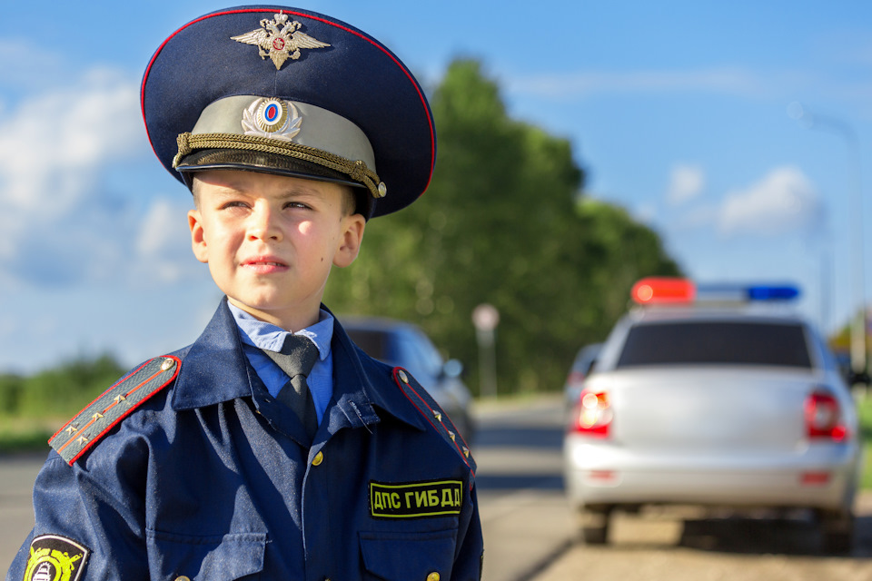 Восьмым марта, картинка с полицейским