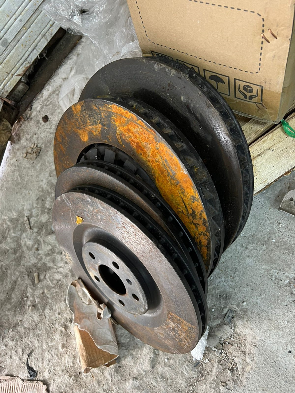 Много тормозов не бывает!) Тормозная система Audi e-tron 400/350 мм ...