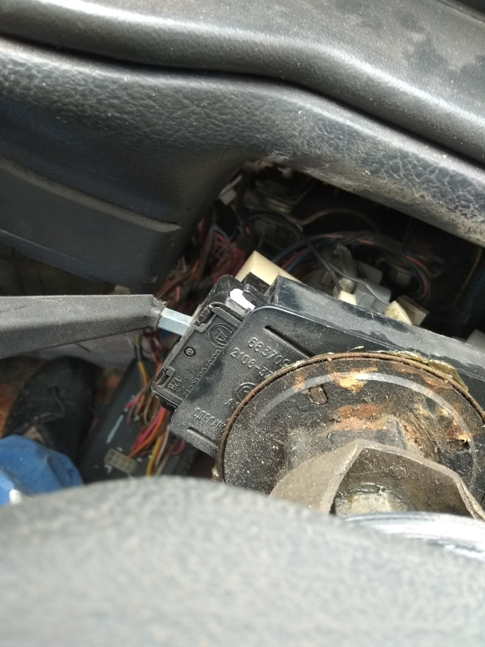 … и вставил под фиксатор — Lada 2120 Надежда