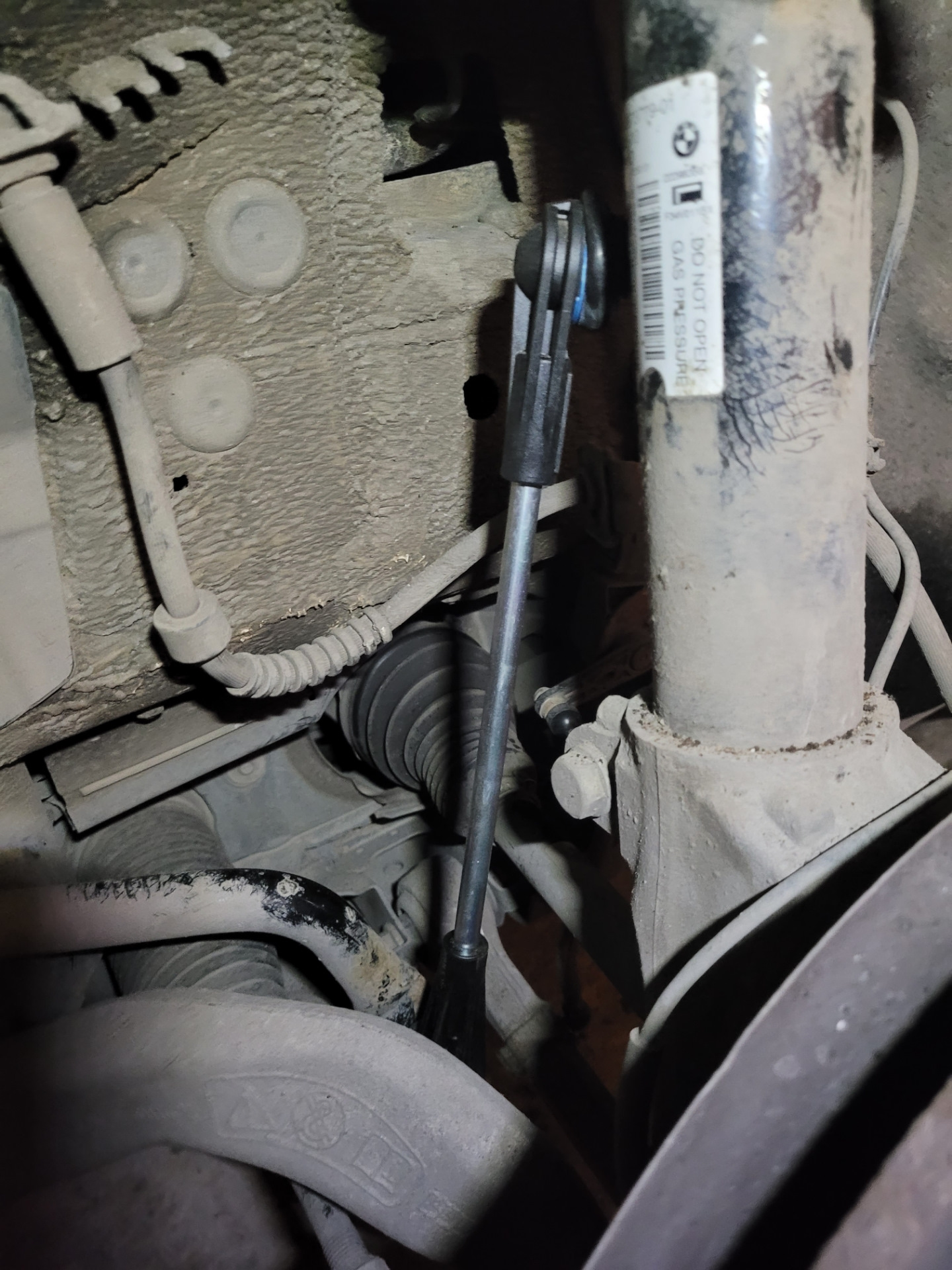 17. Замена стоек переднего стабилизатора поперечной устойчивости ...