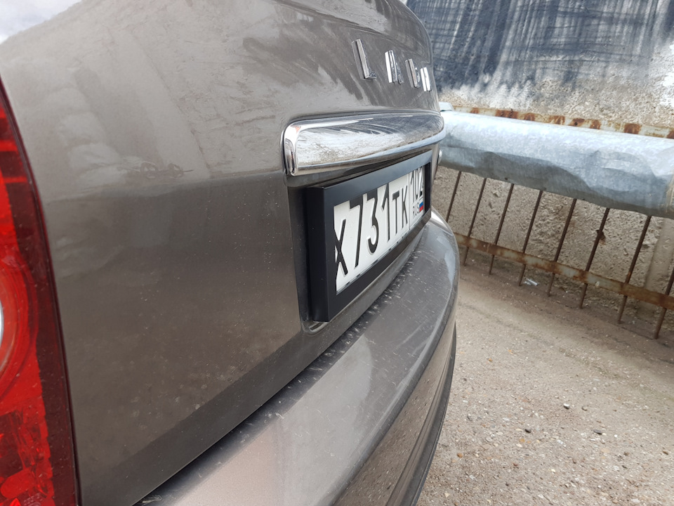 Широкие рамки на номера — Lada Приора седан, 1,6 л, 2015 года ...