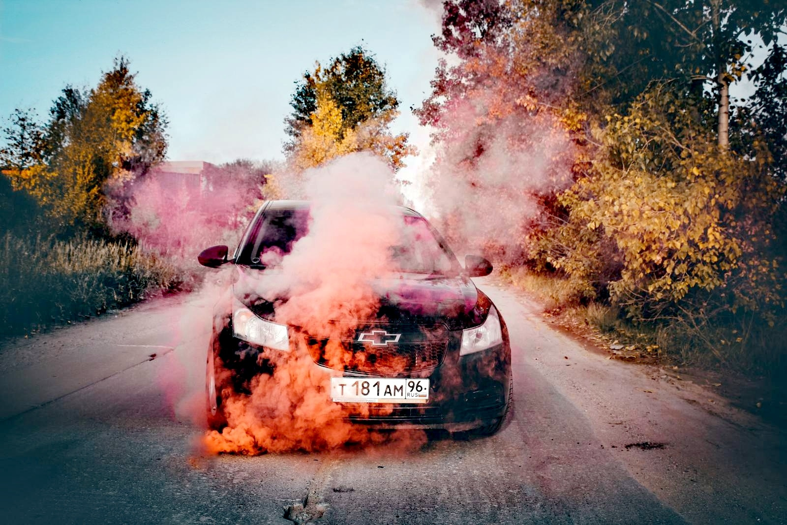 Фото с дымовой шашкой с машиной