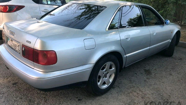 Подтеки масла. И свет в фарах. — Audi A8 (D2), 2,8 л, 1997 года ...