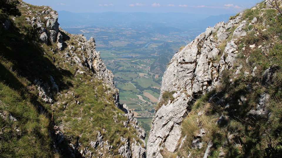 «Прыгну со скалы» все знают? Тут можно смело снимать клип. Ну как смело… Страховочный трос не помешает. — Audi A4 (B9)