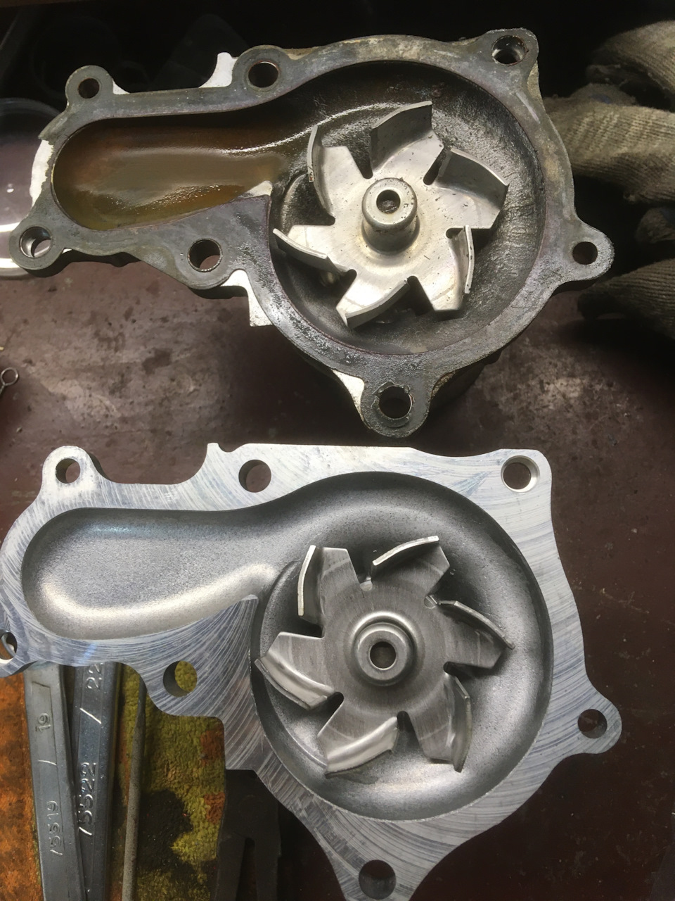 После снятия было видно какой люфт на старой помпе, не удивительно что она подклинивала — Toyota Mark II (90)