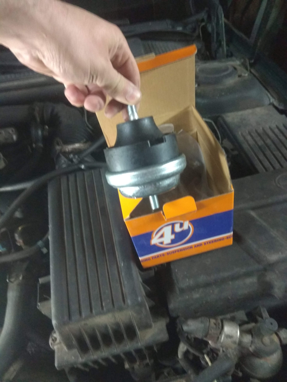 №79 Замена верхней подушки двигателя — Peugeot 406, 1,9 л, 1997 года ...