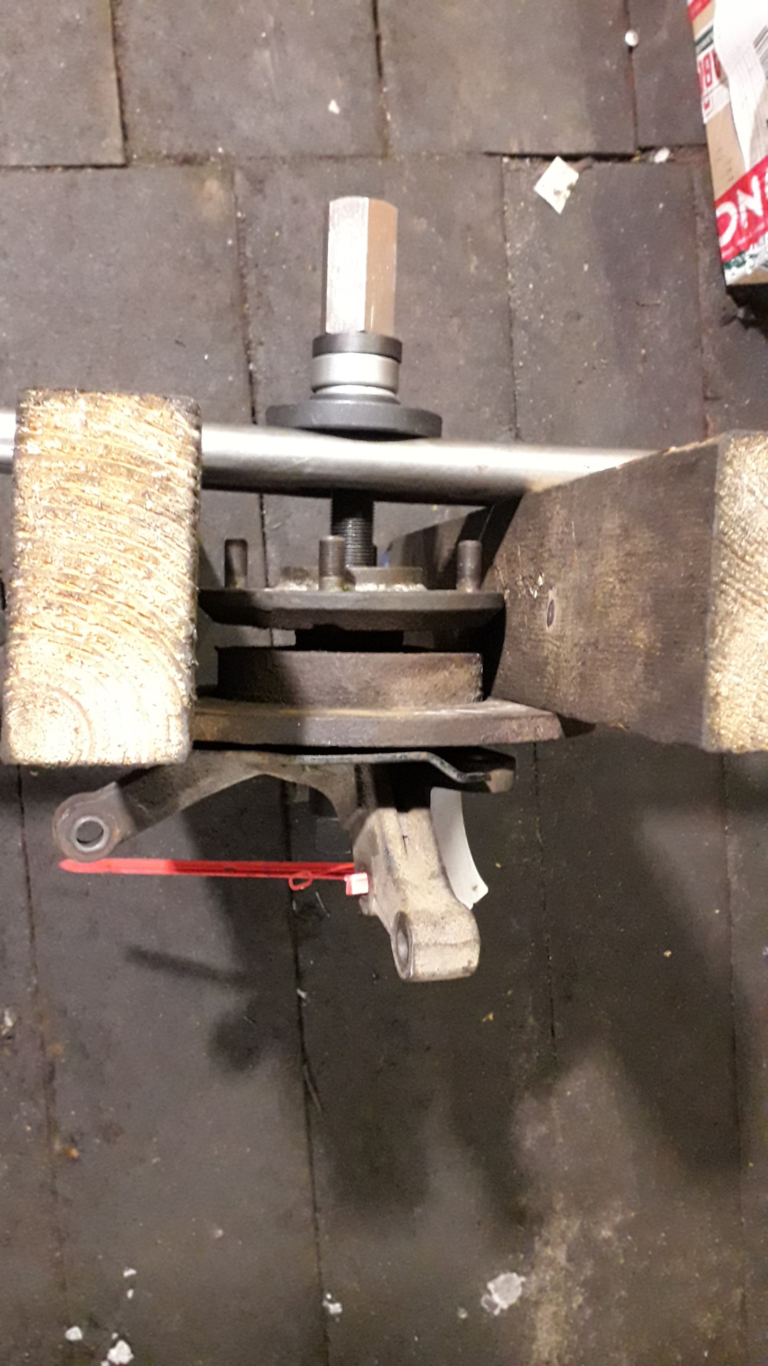 Выпрессовка ступицы и подшипника из поворотного кулака Chery sweet qq с ...