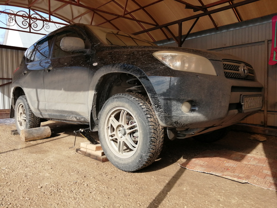 Замена передних втулок стабилизатора — Toyota RAV4 (III), 2 л, 2006 ...