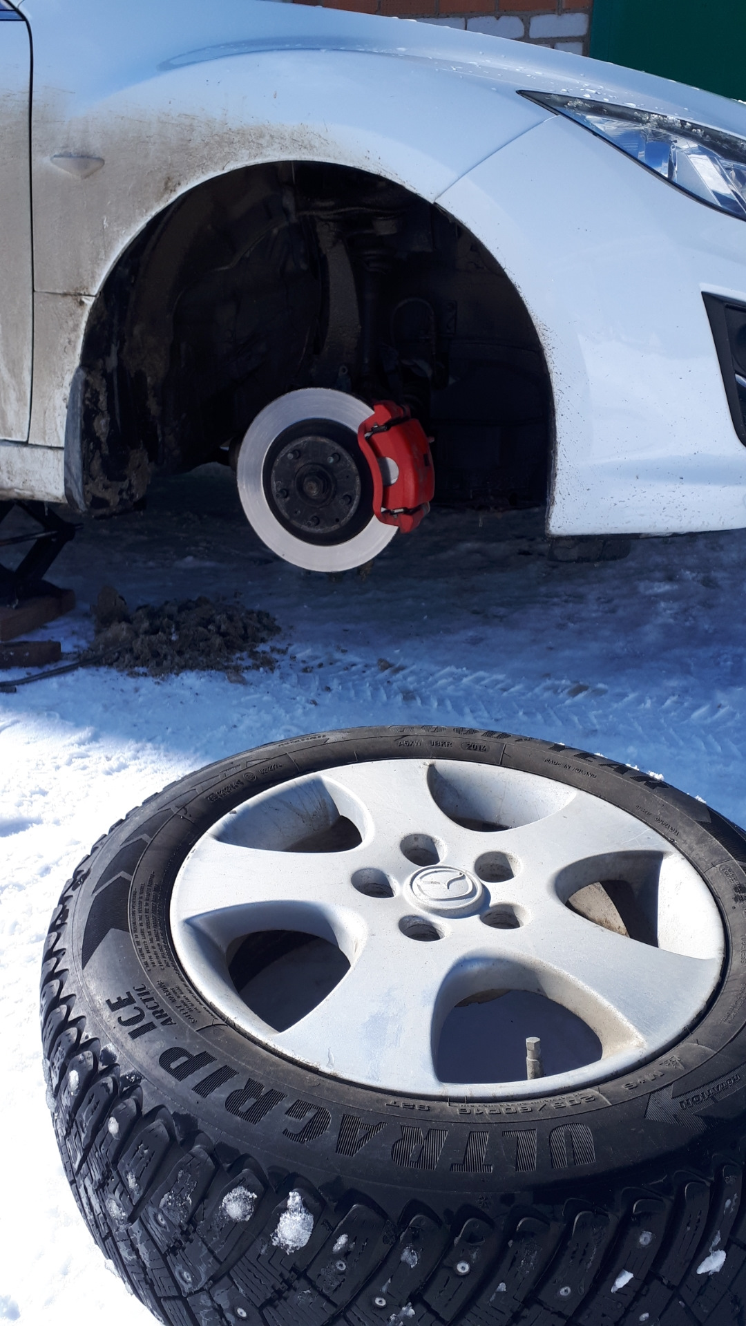 Разжимная пружина передних колодок и устранение писка от колеса — Mazda .