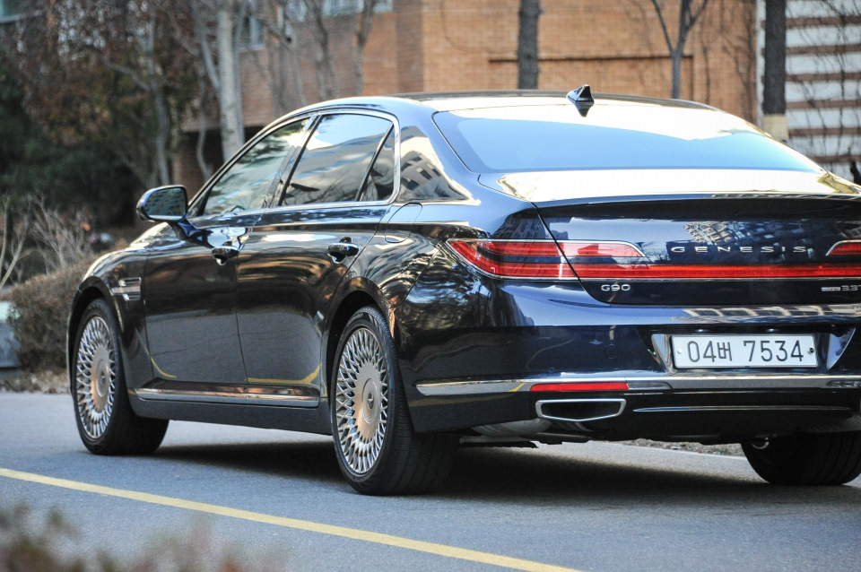 90 2018. Genesis g90 2018. Genesis g90 красный. Genesis g90 сзади. Хендай g90 2018.