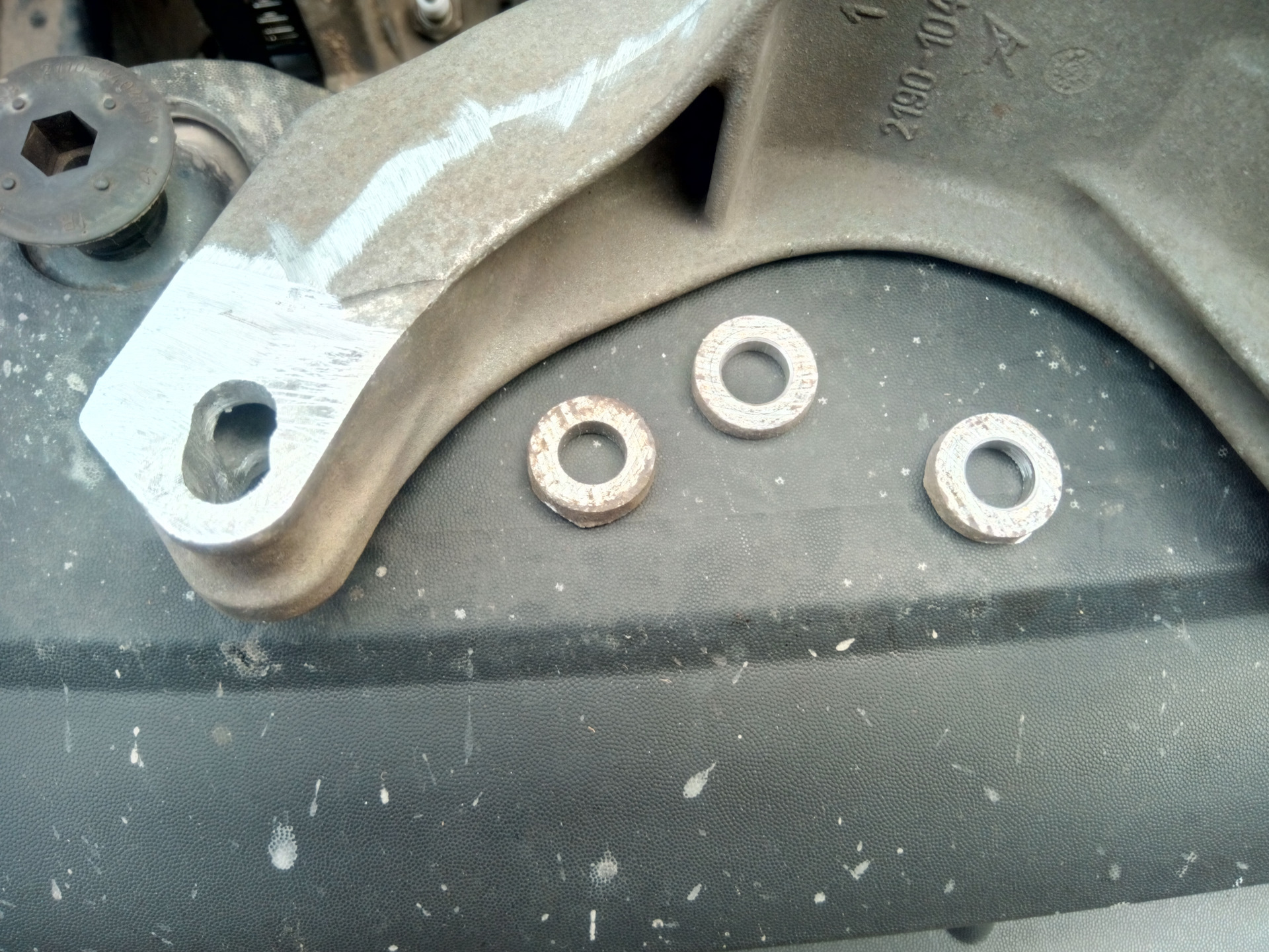 кронштейн генератора 2190 гранта, калина 2 (с регулировкой натяжения). кронштейн ролика натяжителя ремня генератора калина 2 16 клапанов. кронштейн генератора ваз 2190 техномастер. установка кронштейна гранта.