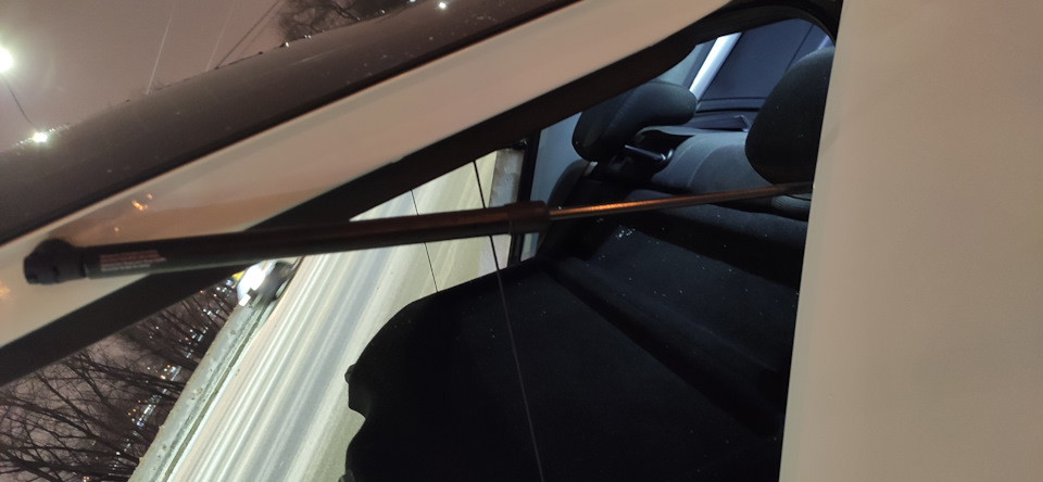 Замена газовых упоров крышки багажника — Skoda Octavia A7 Mk3, 1,8 л ...